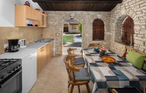 Réfrigérateur, four à micro-ondes, surface de cuisson, lave-vaisselle