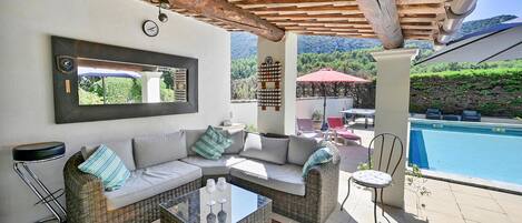 Televisie, een open haard, een dvd-speler en een stereo