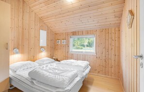 5 bedrooms, travel cot, free WiFi
