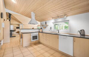 Kjøleskap, kokeplater, oppvaskmaskin og kaffetrakter/tekoker