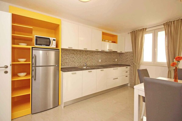 ثلاجة، ميكروويف، موقد طهي مسطح، غسالة أطباق