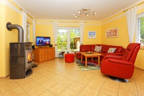 Televisión y chimenea 