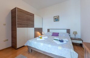 2 bedrooms, travel crib, free WiFi, bed sheets