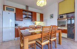 Fridge, stovetop, dishwasher, coffee/tea maker