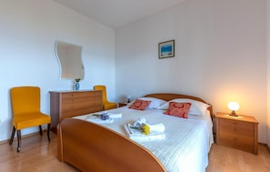 2 bedrooms, travel crib, free WiFi, bed sheets