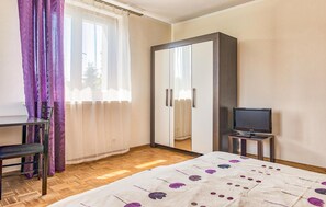 7 bedrooms, travel cot, free WiFi - 7 bedroom lovely home in Pasym (Pasym)