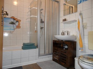 Shower, hair dryer, towels, toilet paper - Holiday apartment - Friedel (Großheide)