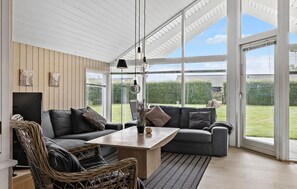 Fernseher, Kamin, DVD-Player