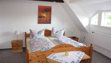 2 bedrooms, desk, travel cot, WiFi