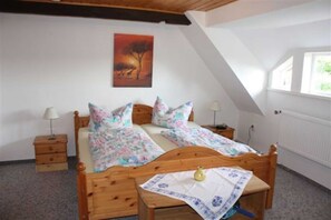 2 bedrooms, desk, travel cot, WiFi