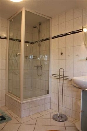 Shower, hair dryer, soap, toilet paper - Apartment 1 - Landhaus Damerow 1 (Kargow)