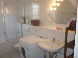 Bathroom - (140) 2-room apartment - apartment house Ulmenhof (Kühlungsborn)