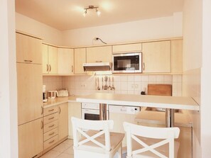 Kjøleskap, mikrobølgeovn, ovn og oppvaskmaskin