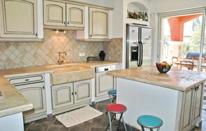 Refrigerador, parrilla de estufa, lavavajillas y cafetera y tetera 