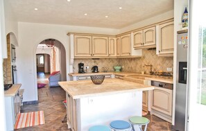 Jääkaappi, liesi, astianpesukone, kahvin-/teenkeitin