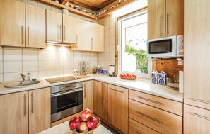 Refrigerador, parrilla de estufa, lavavajillas y cafetera y tetera