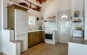 Kühlschrank, Herdplatte, Wasserkocher mit Kaffee-/Teezubehör