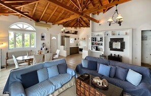 TV, fireplace, DVD player - Stunning home in Mantineia Messinia (Mantineia Messinia)