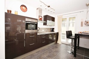 Kühlschrank, Ofen, Geschirrspüler, Hochstuhl