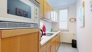 Kühlschrank, Mikrowelle, Ofen, Geschirrspüler