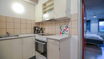 Refrigerador, parrilla de estufa y cafetera y tetera