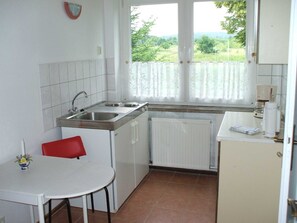 Kühlschrank, Wasserkocher mit Kaffee-/Teezubehör, Wasserkocher, Toaster