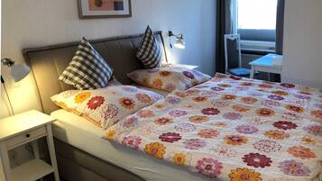 1 Schlafzimmer, Reisekinderbett, Bettwäsche