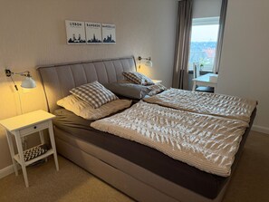 1 quarto, berço de viagem, roupa de cama