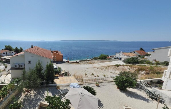A coastal residential area with houses, a sandy beach, and a clear view of the sea. - 1 bedroom lovely apartment in Okrug Gornji (Okrug Gornji)
