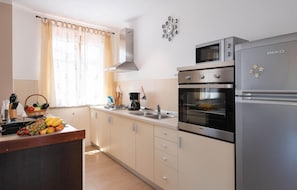 �ثلاجة، ميكروويف، موقد طهي مسطح، غسالة أطباق