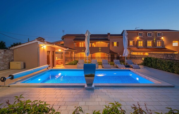 حمّام سباحة مُدفَّأ