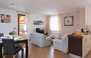 تلفزيون، مشغل دي في دي، كرة قدم الطاولة، تنس طاولة