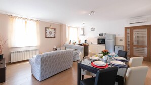 A modern apartment with a dining area, kitchen, and living room. - Beautiful apartment in Hr-52215 Vodnjan (Hr-52215 Vodnjan)