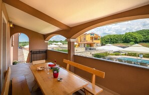 Outdoor dining - Beautiful apartment in Hr-52215 Vodnjan (Hr-52215 Vodnjan)