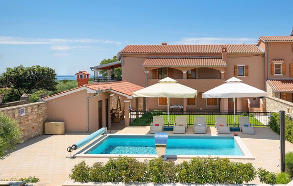 A heated pool - Beautiful apartment in Hr-52215 Vodnjan (Hr-52215 Vodnjan)