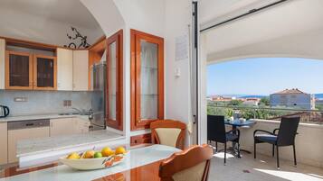 Réfrigérateur, plaque de cuisson, lave-vaisselle, cafetiÚre/bouilloire