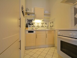 Fridge, oven, dishwasher, coffee/tea maker