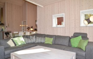 Televisor, llar de foc, reproductor de DVD i futbolí 