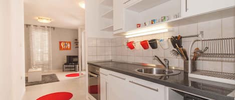 Refrigerador, horno, placa de cocina, utensilios de cocina