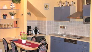 KylskÄp, mikrovÄgsugn, diskmaskin och barnstol