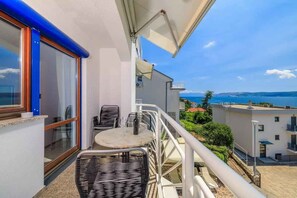 Outdoor dining - Holiday apartment with communal pool and balcony (Crikvenica)