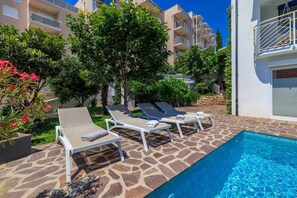 Pool - Holiday apartment with communal pool and balcony (Crikvenica)