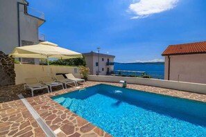 Pool - Holiday apartment with communal pool and balcony (Crikvenica)