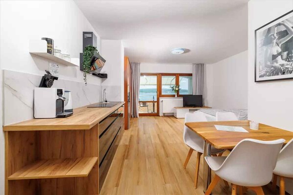 Dining - Holiday apartment with communal pool and balcony (Crikvenica)