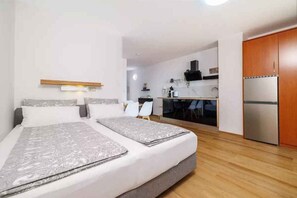 1 bedroom, WiFi - Holiday apartment with communal pool and balcony (Crikvenica)