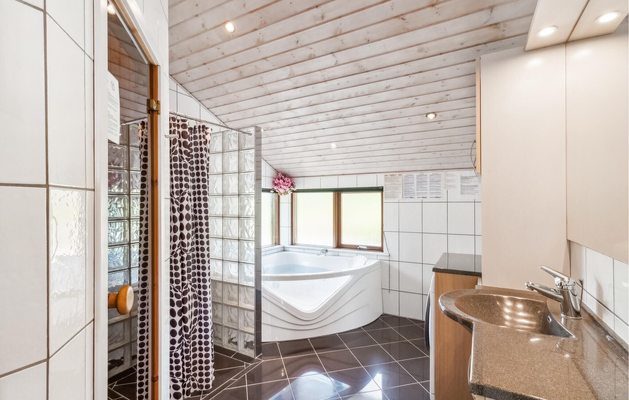 Une salle de bain moderne avec une baignoire sur pieds, une douche à parois de verre et un meuble-lavabo avec un évier.