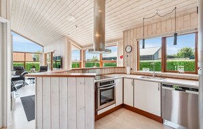 Køleskab, kogeplade, opvaskemaskine, kaffe-/temaskine