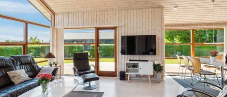 TV, fireplace, stereo