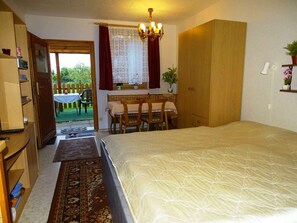 2 bedrooms, travel cot, WiFi, bed sheets