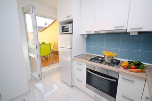 冷蔵庫、電子レンジ、オーブン、コンロ